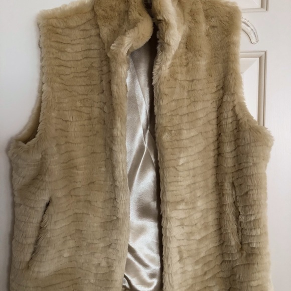 Warm cream colored vest with silk lining - Picture 1 of 2